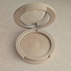 Kylie Cosmetics Radiant Glow Highlighter